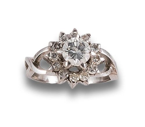 SORTIJA EN ORO BAJO CON ROSETÓN DE DIAMANTES