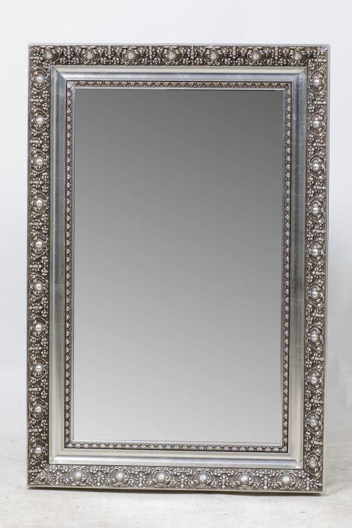 Espejo con marco de resina plateada siguiendo modelos del S