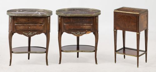 Pareja de mesillas de riñón de estilo transición, med. S. X