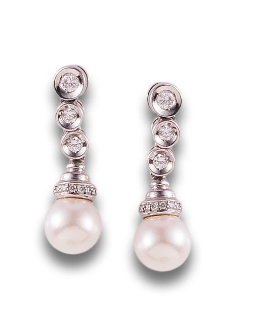 PENDIENTES LARGOS DE DIAMANTES Y PERLAS, EN ORO BLANCO
