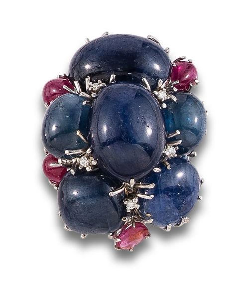 18 KT WHITE GOLD RING WITH SAPPHIRE AND RUBIE CABOCHONS WIT