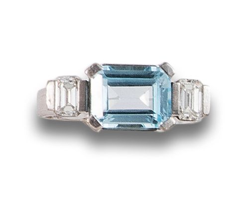 AQUAMARINE AND DIAMOND RING, IN WHITE GOLD