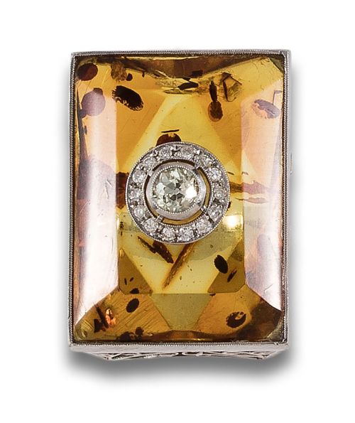 SORTIJA DE ESTILO ART DÉCO EN PLATINO CON ÁMBAR Y DIAMANTES