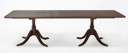 Mesa de comedor estilo sheraton, S. XX