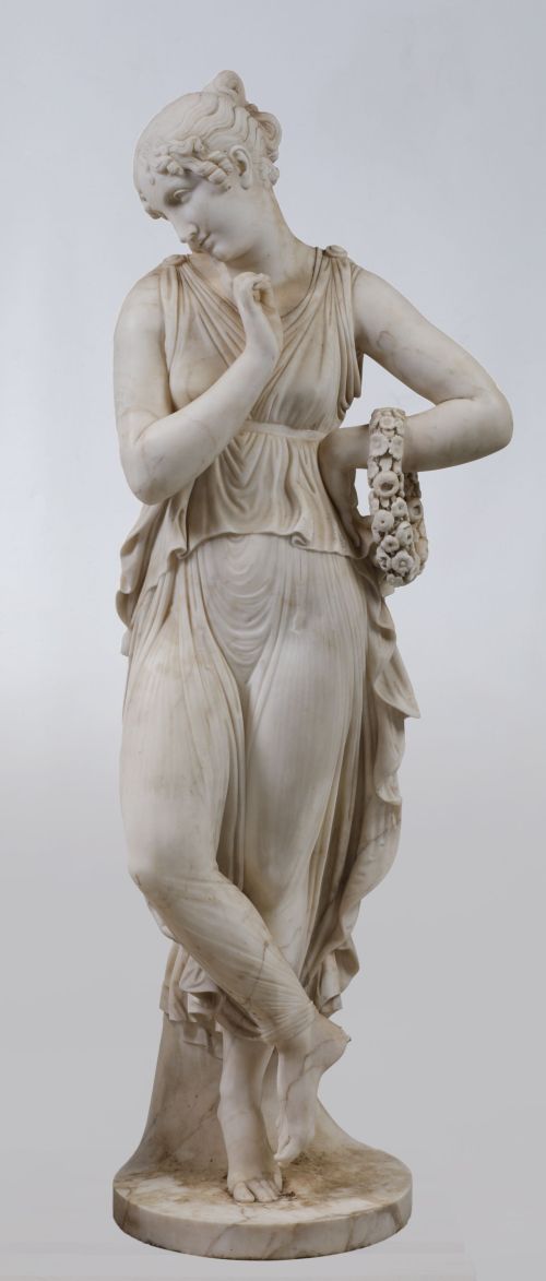 Ninfa con corona de flores en la mano siguiendo el modelo o