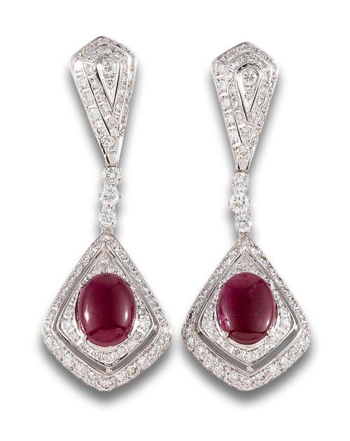 PENDIENTES LARGOS DE RUBÍES BURMA Y DIAMANTES, EN ORO BLANC