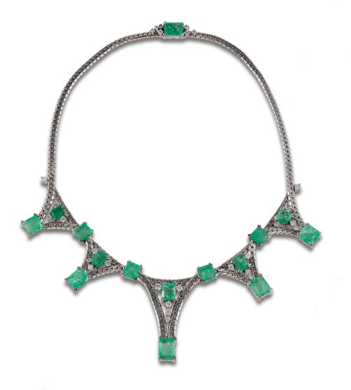 GARGANTILLA EN ORO BLANCO TRENZADO, DIAMANTES Y ESMERALDAS