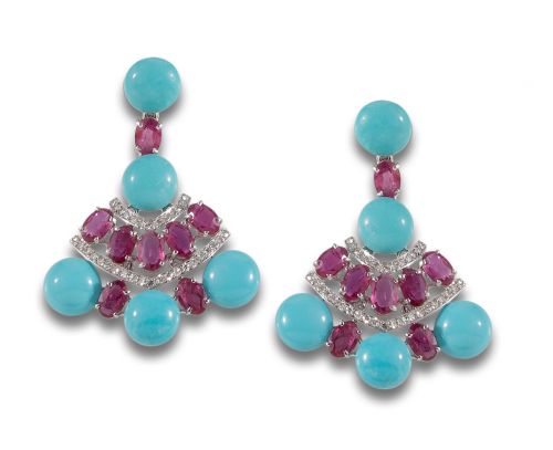 PENDIENTES LARGOS DE DIAMANTES, RUBÍES Y TURQUESAS, EN ORO