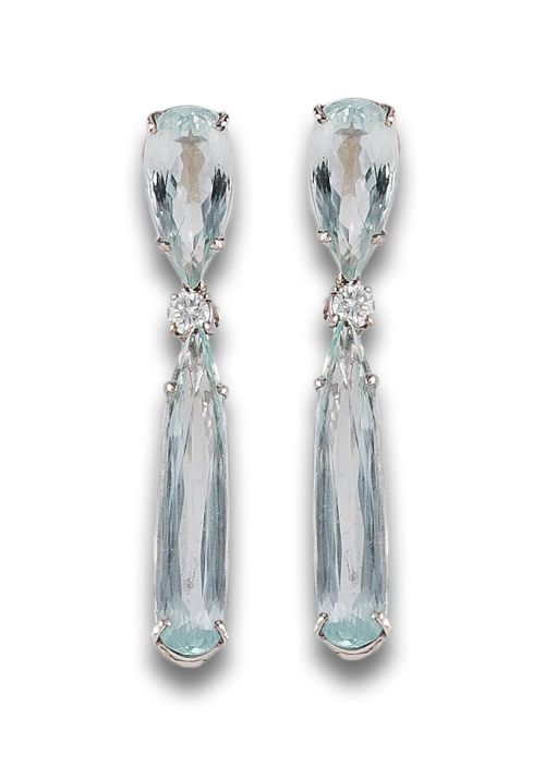 PENDIENTES LARGOS DE AGUAMARINAS Y DIAMANTES, EN ORO BLANCO