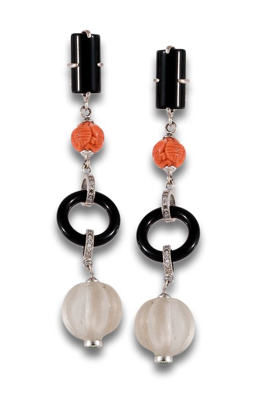 PENDIENTES LARGOS DE ÓNIX, CORAL, CRISTAL DE ROCA Y DIAMANT