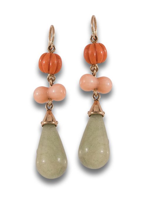 PENDIENTES LARGOS DE CORAL JADE Y ORO