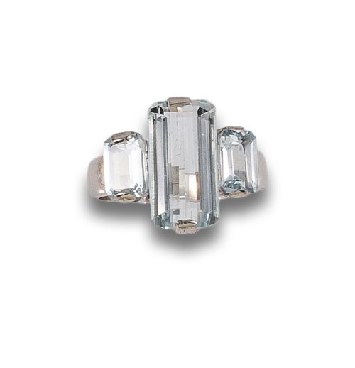 AQUAMARINE RING IN WHITE GOLD