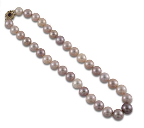 COLLAR DE PERLAS CULTIVADAS, RUBI Y DIAMANTES.