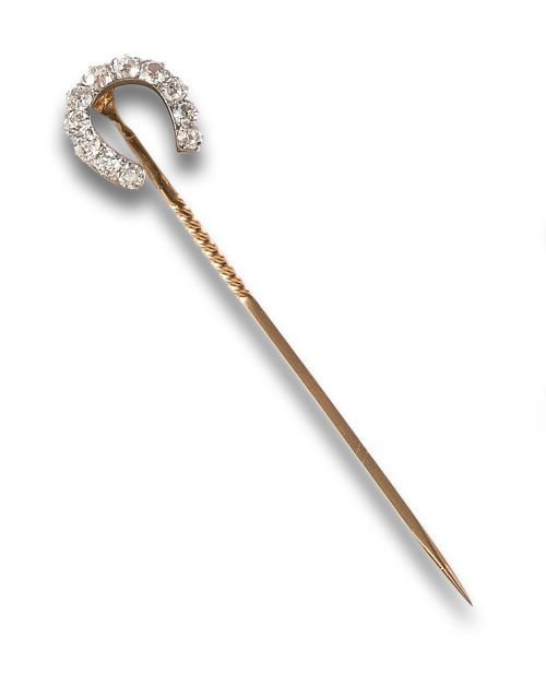 ALFILER DE DIAMANTES EN FORMA DE GERRADURA, EN ORO AMARILLO