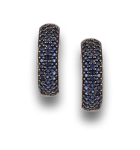 PENDIENTES, MEDIAS CRIOLLAS DE ZAFIROS, EN ORO BLANCO