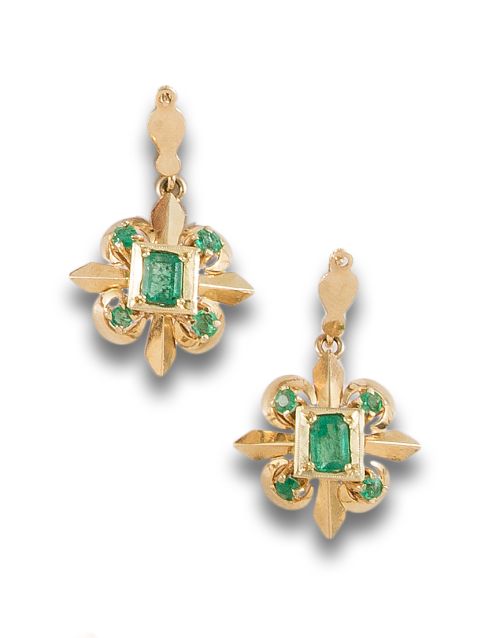 PENDIENTES LARGOS DE ESMERALDAS, EN ORO AMARILLO