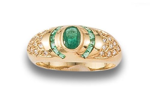 SORTIJA, AÑOS 80, DE DIAMANTES Y ESMERALDAS, EN ORO AMARILL