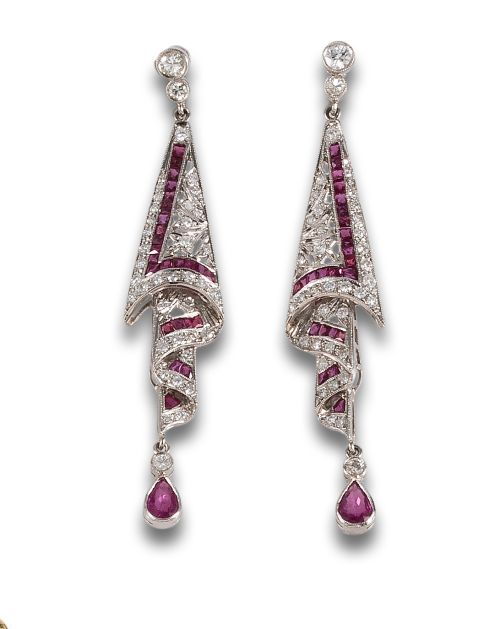 PENDIENTES ESTILO ART DÉCO EN PLATINO CON DIAMANTES Y RUBÍE
