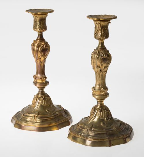 Pareja de candeleros de bronce dorado estilo Luis XV, S XIX