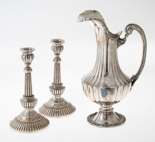 Pareja de candeleros gallonados de plata española, ley 916,