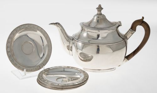 Tetera con asa de madera y seis platos de café de plata ley
