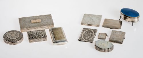 Lote compuesto por cajas, pitilleras, un cerillero y una fu