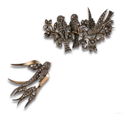 DOS BROCHE EN ORO BAJO Y PLATA CON DIAMANTES Y RUBÍES SINTÉ