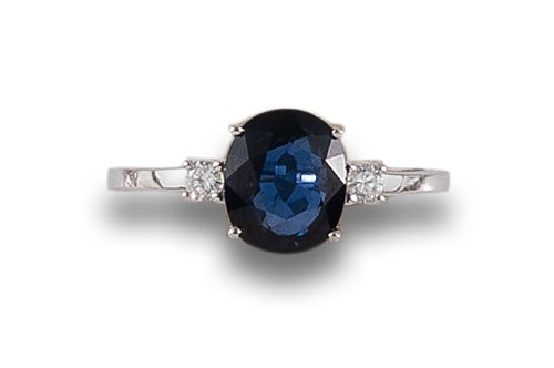 SORTIJA DE ZAFIRO Y DIAMANTES, EN ORO BLANCO