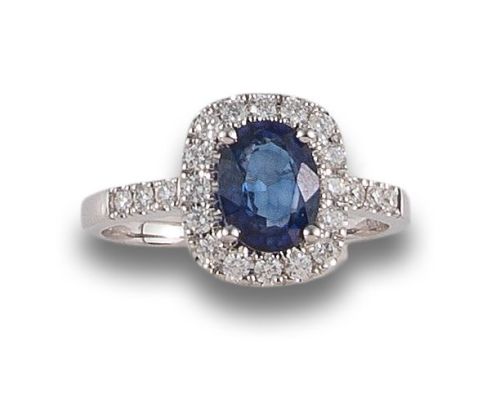 SORTIJA ROSETÓN DE DIAMANTES Y ZAFIRO, EN ORO BLANCO