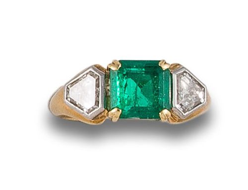 SORTIJA EN ORO CON ESMERALDA Y DIAMANTES