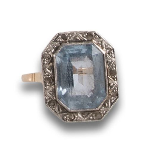 SORTIJA, ESTILO ANTIGUO, DE ESPINELA Y DIAMANTES, EN ORO Y