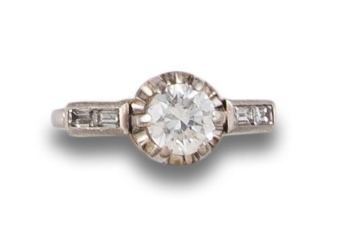 SORTIJA SOLITARIO DE DIAMANTES, EN PLATINO