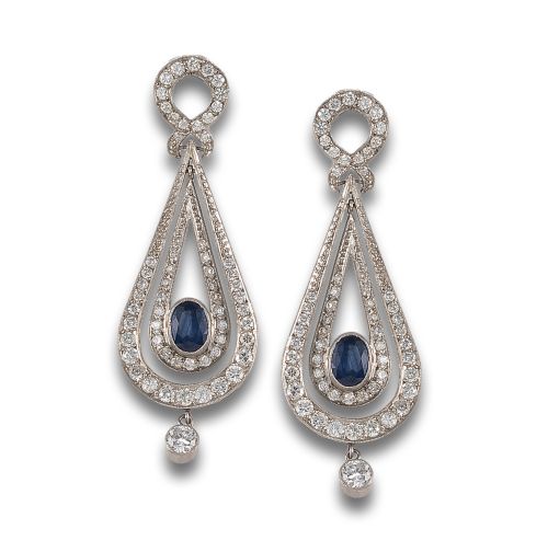 Long, antique-style diamond and sapphire earrings in platin