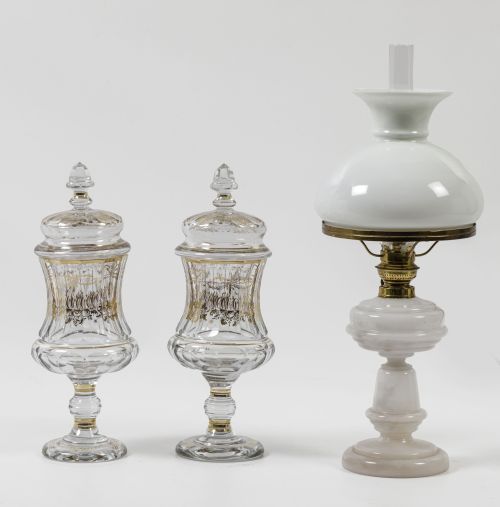 Quinqué de opalina y metal dorado convertido en lámpara, S.