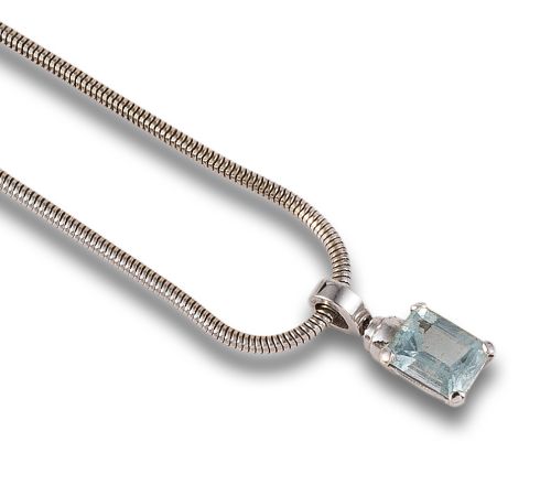 COLGANTE DE AGUAMARINAS, EN ORO BLANCO CON CADENA