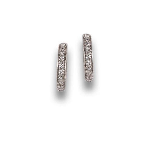 PENDIENTES MEDIAS CRIOLLAS DE DIAMANTES, EN ORO BLANCO