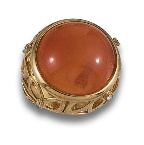 GRAN SORTIJA DE CABUJÓN DE CORNALINA Y DIAMANTES, EN ORO AM