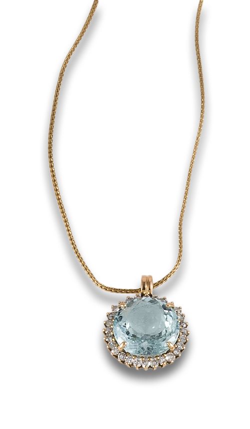 COLGANTE ROSETÓN DE DIAMANTES Y AGUAMARINA, EN ORO AMARILLO