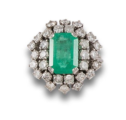 SORTIJA EN PLATINO CON ESMERALDA Y DIAMANTES