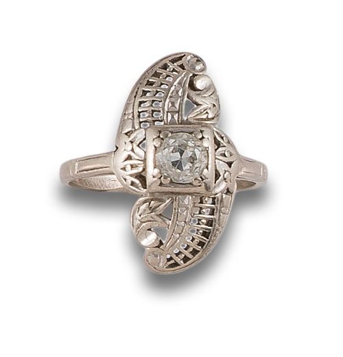 SORTIJA CA. 1900 EN ORO BAJO Y DIAMANTE