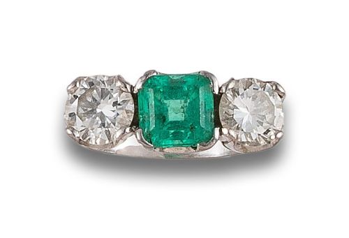 SORTIJA EN PLATINO CON ESMERALDA Y DIAMANTES