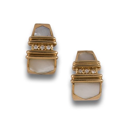 PENDIENTES MEDIAS CRIOLLAS DE DIAMANTES Y NÁCAR, EN ORO AMA