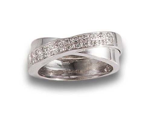 SORTIJA CRUZADA DE DIAMANTES, EN ORO BLANCO