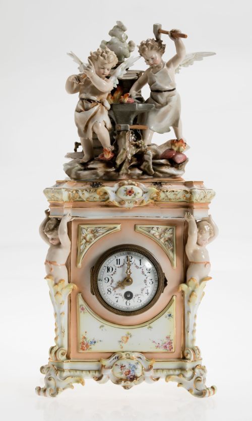 Reloj de sobremesa siguiendo modelos de Meissen, S. XX