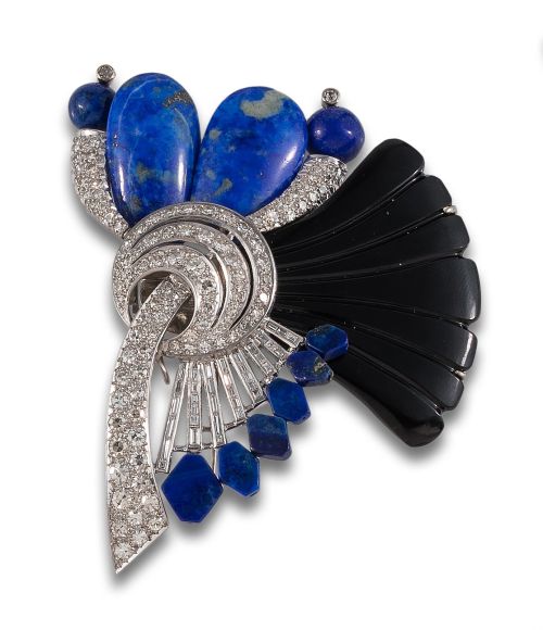 BROCHE, ESTILO ART DÉCO, DE DIAMANTES, ÓNIX Y LAPISLÁZULI,