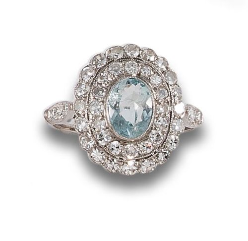 SORTIJA ROSETÓN DE AGUAMARINA Y DIAMANTES, EN PLATINO