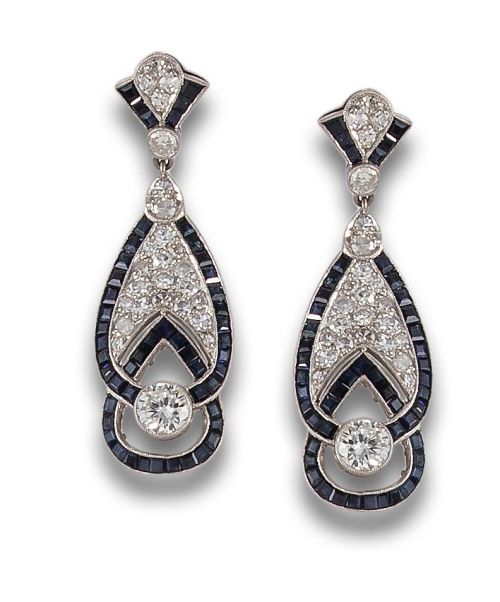 PENDIENTES LARGOS, ESTILO ART DÉCO, DE DIAMANTES Y ZAFIROS,