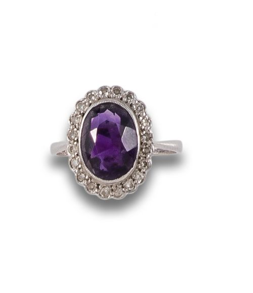SORTIJA EN ORO CON AMATISTA Y ORLA DE DIAMANTES