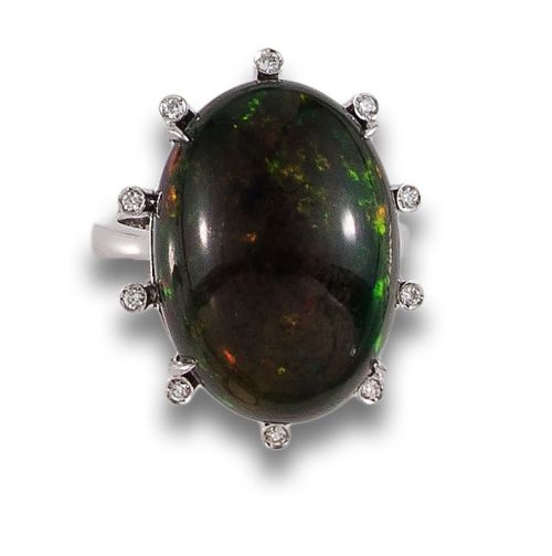 SORTIJA EN PLATINO CON ÓPALO Y DIMANTES