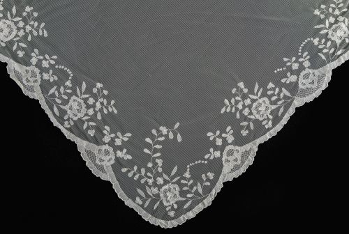 Mantilla española en tul de seda color marfil, bordada a ma